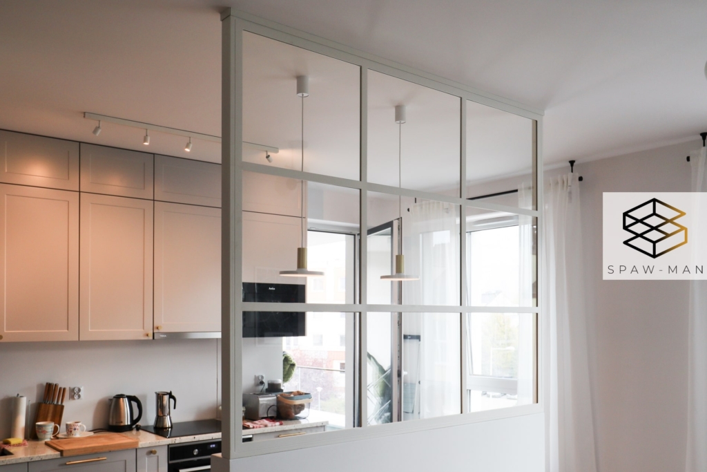 Ściana szklana w kuchni w kolorze białym oraz szkłem transparentnym.
