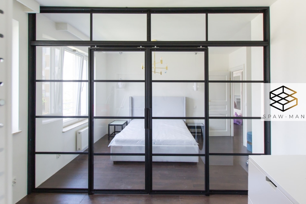Ściana szklana z drzwiami przesuwnymi i szkłem transparentnym do sypialni.