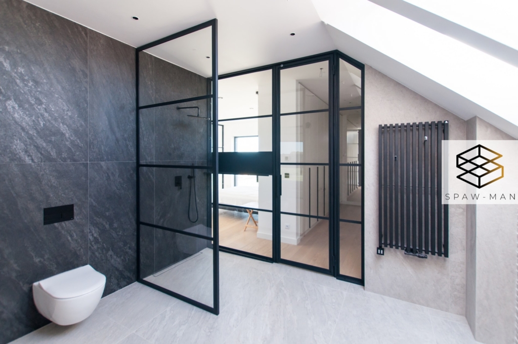 Ściana szklana z drzwiami do łazienki w kolorze czarnym ze szkłem transparentnym.