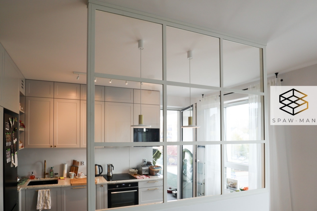 Ściana szklana w kuchni w białym kolorze oraz szkłem transparentnym.