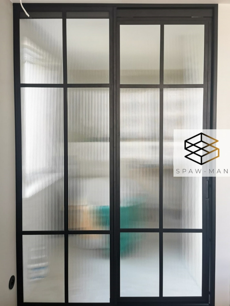 Stalowe, nowoczesne drzwi przesuwne z wypełnieniem ze szkła ornamentowego- estradio.