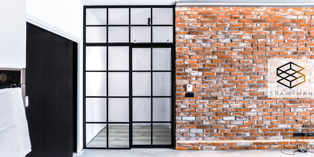 Ściana szklana z naświetlem górnym oraz drzwiami przesuwnymi.