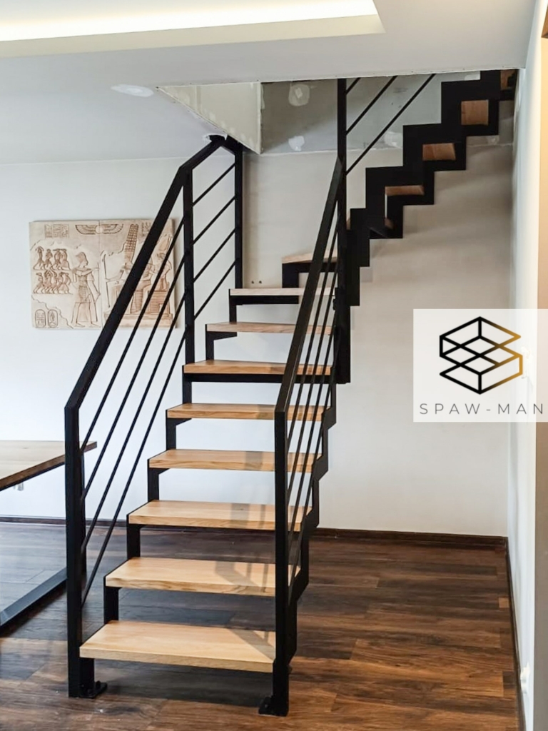 Stalowe schody zabiegowe z policzkami ząbkowanymi, stopniami z drewna dębowego oraz balustradą z poziomym wypełnieniem.