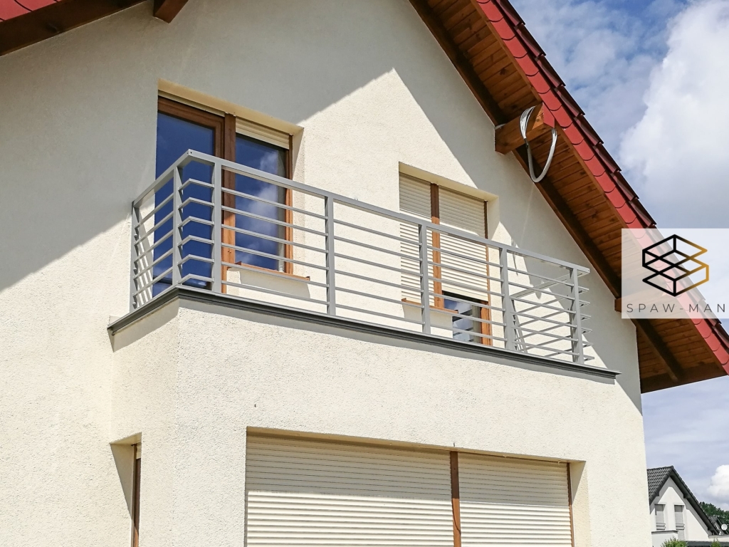 Stalowa balustrada balkonowa z poziomym wypełnieniem z prętów kwadratowych.