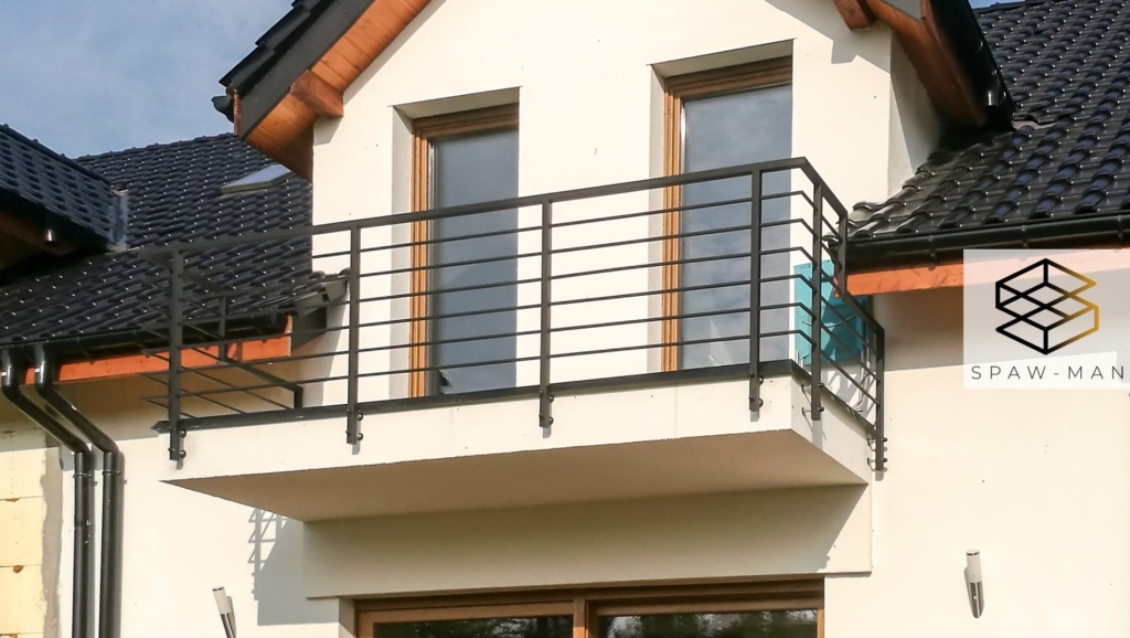 Stalowa balustrada balkonowa z wypełnieniem z profili kwadratowych, mocowana do czoła tarasu na gotową elewację.
