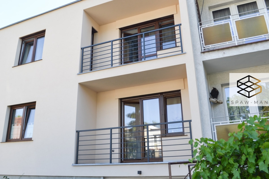 Stalowa balustrada balkonowa z wypełnieniem z poziomych profili kwadratowych.