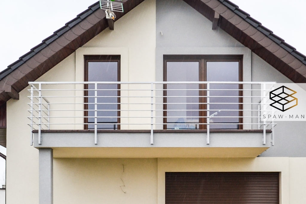 Stalowe balustrady balkonowe z wypełnieniem z poziomych prętów kwadratowych, mocowane na gotową elewację.
