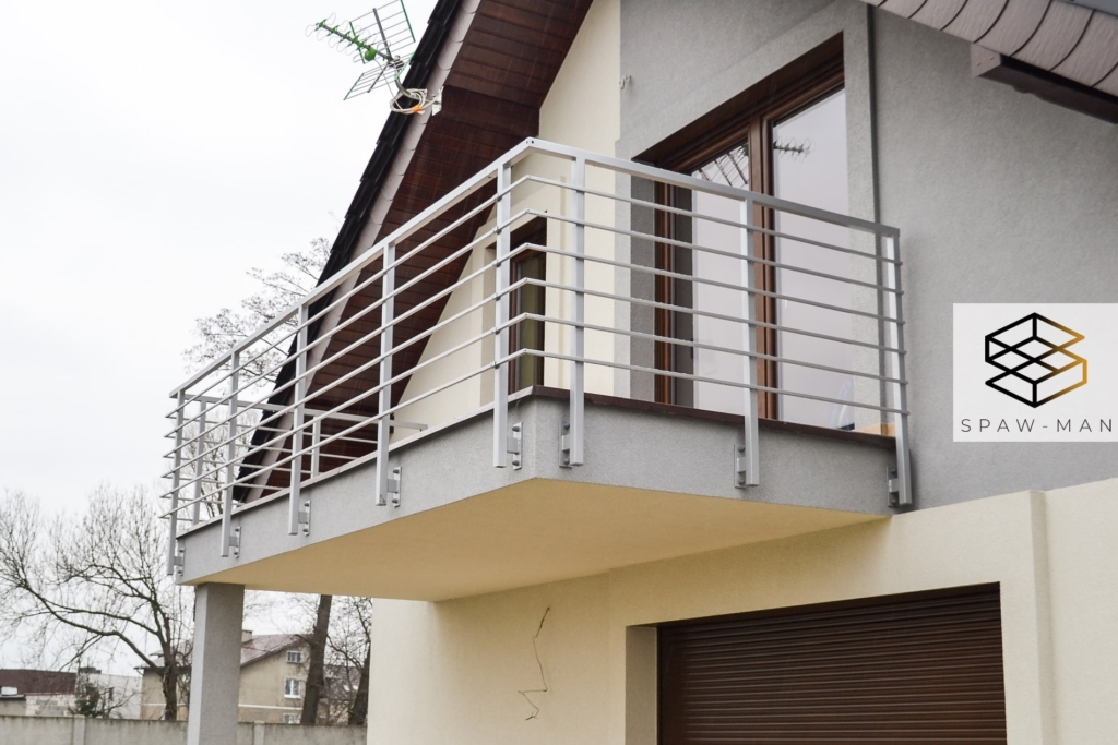 Stalowa balustrada balkonowa z wypełnieniem z poziomych prętów kwadratowych, mocowana na gotową elewację.