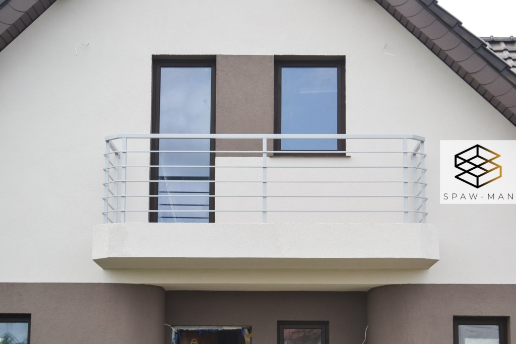 Stalowa balustrada zewnętrzna z poziomym wypełnieniem z prętów kwadratowych w kolorze szarym.