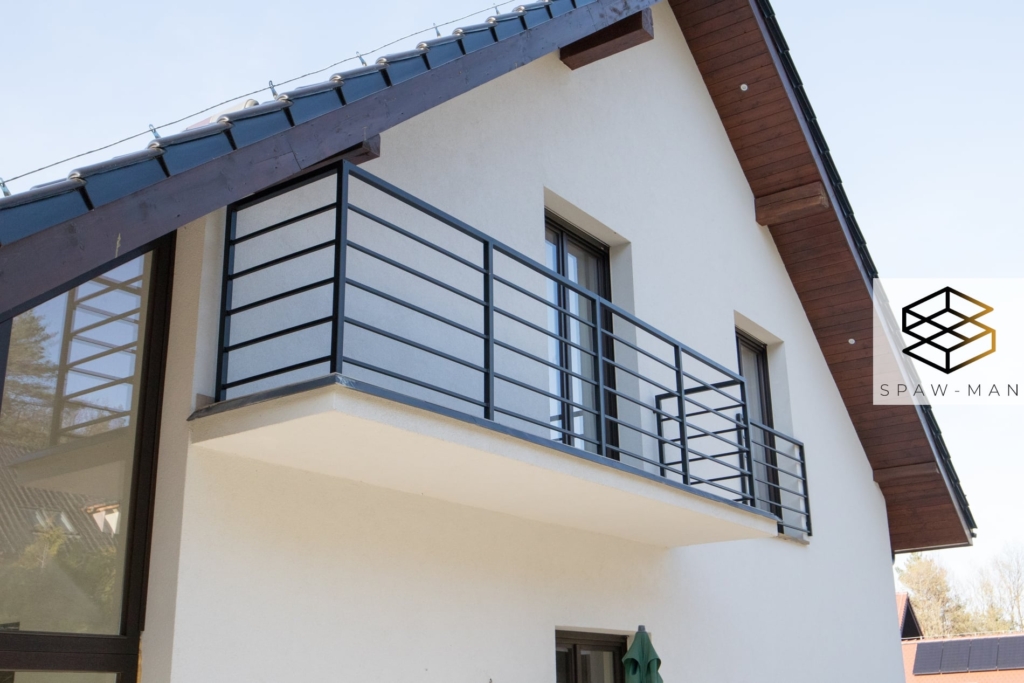 Stalowa balustrada balkonowa z poziomym wypełnieniem z profili kwadratowych.