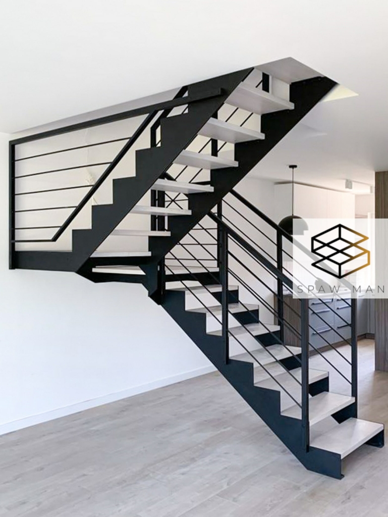 Stalowe schody z podestem, policzkami półpełnymi, stopniami z drewna dębowego oraz balustradą z poziomym wypełnieniem.